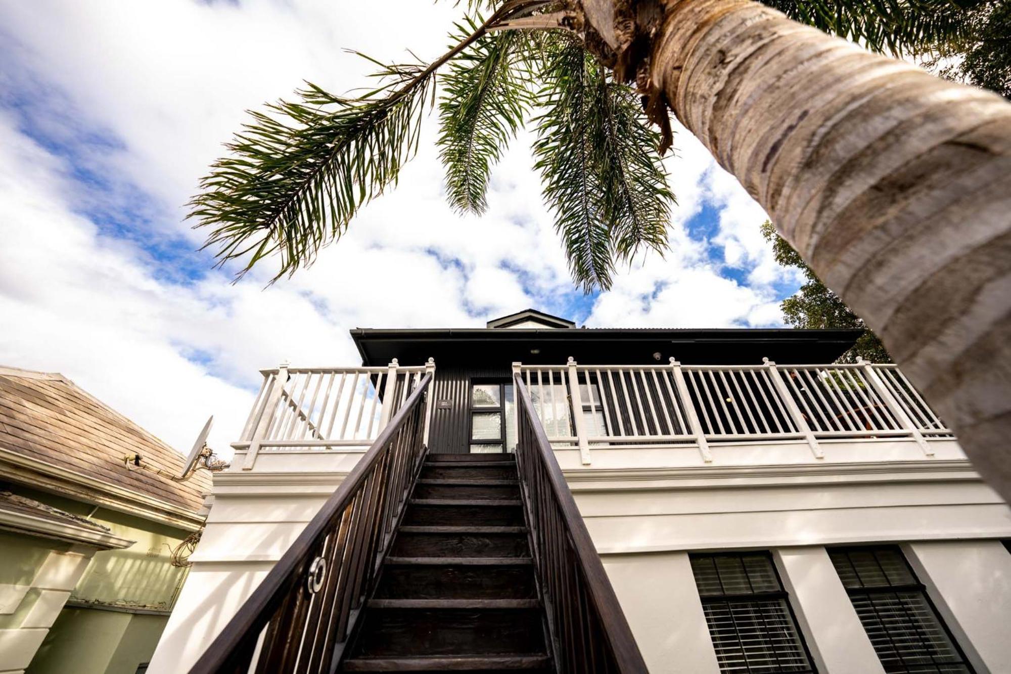 Point's Eyrie - Indulge In An Urban Oasis Apartment