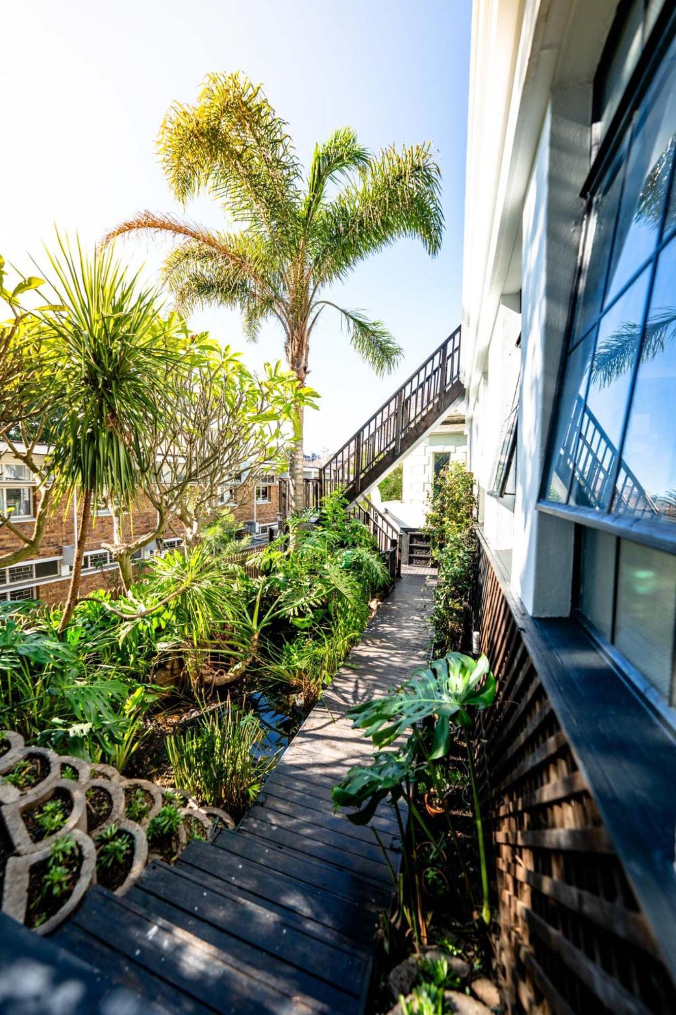 Point's Eyrie - Indulge In An Urban Oasis Apartment
